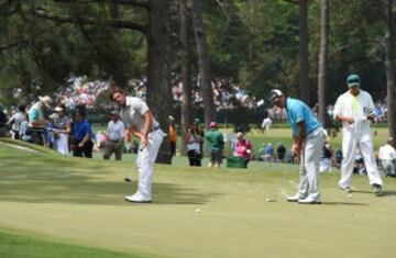 Matias Dominguez (L) y Hideki Matsuyama (2nd L) durante las prácticas del Masters de Augusta. 