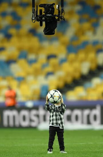 Los niños irrumpen en el entreno del Madrid en Kiev