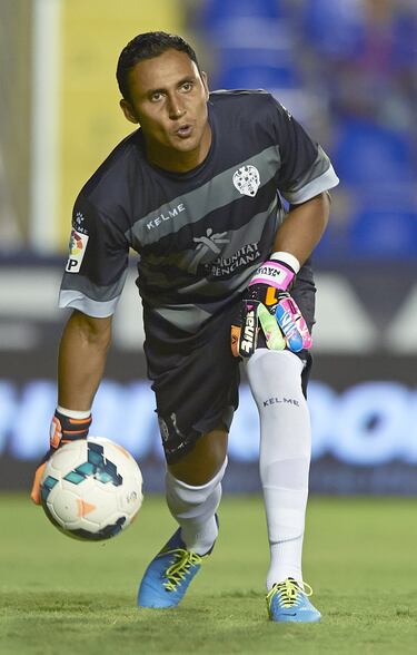 El portero costarricense jugó entre 2011 y 2014 en el Levante. Keylor Navas se convirtió en uno de los mejores porteros de LaLiga durante su etapa como granota. Su agilidad, reflejos y capacidad para realizar paradas espectaculares lo hicieron destacar en cada jornada. Fue elegido mejor portero de la temporada 2013–2014, y su rendimiento fue clave para que el equipo mantuviera la categoría. Su paso por el club granota fue el trampolín que lo llevó a la élite europea.