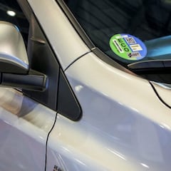 La OCU pide cambiar el sistema de etiquetas de la DGT: “Es un error”