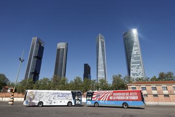 La Empresa Municipal de Transportes de Madrid ha presentado unos autobuses eléctricos para el derbi del domingo entre el Atlético de Madrid y el Real Madrid.