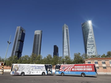La Empresa Municipal de Transportes de Madrid ha presentado unos autobuses eléctricos para el derbi del domingo entre el Atlético de Madrid y el Real Madrid.