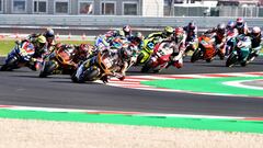 Salida de Moto2 con Lowes al frente.