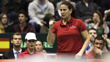 La capitana del equipo español de la Davis, Conchita Martínez anima a Albert Ramos durante el partido ante el serbio Novak Djokovic de cuartos de final de la Copa Davis entre Serbia y España.