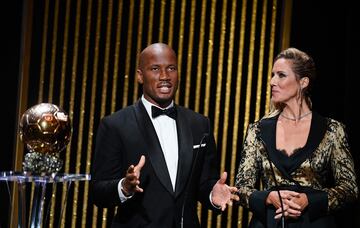 Sandy Heribert, reconocida periodista francesa, durante la presentación de la gala del Balón de Oro junto al el exfutbolista Didier Drogba.