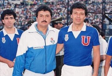 Elías Figueroa posa con la camiseta de la U, en un amistoso que jugó la U frente a periodistas y figuras de la TV, en 1984. De fondo, el recordado Eduardo Bonvallet.