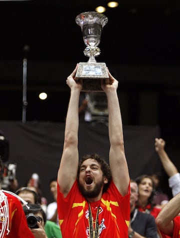 No pudo jugar la final ante Grecia, porque se lesion車 en el partido anterior frente a Argentina, pero el de Saitama fue su Mundial. Pau Gasol promedi車 21,3 puntos y 9,3 rebotes en Jap車n y acab車 como el MVP del campeonato. Ocho a?os despu谷s, en la Copa del