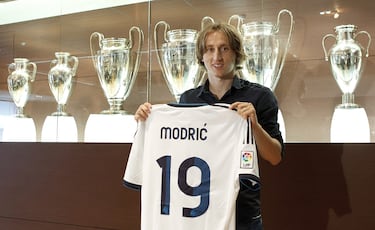 El 27 de agosto de 2012 el Real Madrid anuncia oficialmente el fichaje de Luka Modric por cinco temporadas. El centrocampista croata declararía:  "es uno de los días más felices de mi carrera".