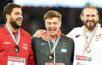 El atleta alemán David Storl (c), medalla de oro, el español Borja Vivas (i), medalla de plata, y el polaco Tomasz Majewski (d), medalla de bronce, posan en el podio de la prueba masculina de lanzamiento de peso durante el Campeonato Europeo de Atletismo 2014