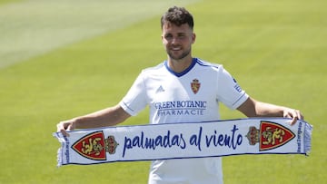 Álvaro Giménez posa con una bufanda del Real Zaragoza en su presentación en La Romareda.