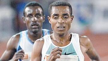 NUEVO REY. Bekele encabeza la carrera de 10.000, camino del récord.