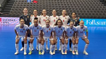 Las jugadoras de la selecci&oacute;n antes del partido.