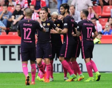 Barcelona's Brazilian forward Neymar da Silva Santos Junior (C) celebrates with teammates after scoring his team's third goal during the Spanish league football match Real Sporting de Gijon vs FC Barcelona at El Molinon stadium in Gijon on September 24, 2016. / AFP PHOTO / ANDER GILLENEA