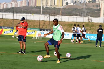 La Selección Colombia continúa trabajando en la sede de la Federación Colombiana de Fútbol en Barranquilla bajo el mando del técnico Reinaldo Rueda. Tras la atención a la prensa, el grupo conformado por jugadores del FPC hizo trabajo en espacio reducido, fútbol y trabajo de arqueros.