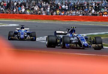 Pascal Wehrlein por delante de Marcus Ericsson.