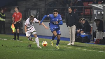 Omar Ouhdadi, del Ourense, conduce el balón durante el partido contra el Barakaldo. (Ourense CF)