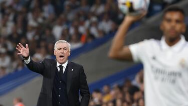 MADRID, 02/10/2022.- El técnico italiano del Real Madrid, Carlo Ancelotti, durante el encuentro correspondiente a la séptima jornada de primera división que disputan hoy domingo frente a Osasuna en el estadio Santiago Bernabéu, en Madrid. EFE / Chema Moya.