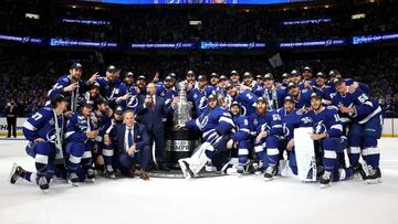 El comisionado de la NHL Gary Bettman, junto a los jugadores de los Tampa Bay Lightning durante la entrega del trofeo tras ganar el t&iacute;tulo en la Stanley Cup de la NHL ante los Montreal Canadiens.