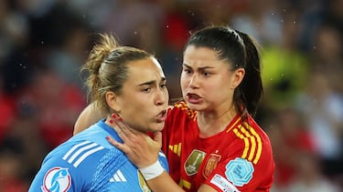 Soccer Football - UEFA Women's Euro 2025 - Semi Final - Germany v Spain - Stadion Letzigrund, Zurich, Switzerland - July 23, 2025 Spain's Maria Mendez reacts after Catalina Coll makes a save REUTERS/Denis Balibouse