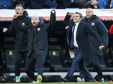 El banquillo del Barcelona celebrando un gol