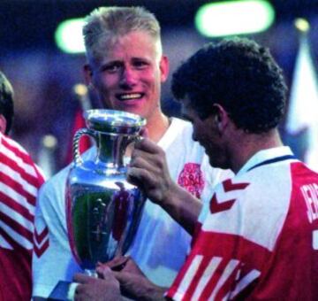 Peter Schmeichel fue el mejor jugador. En la imagen, sostiene la ansiada Copa. 