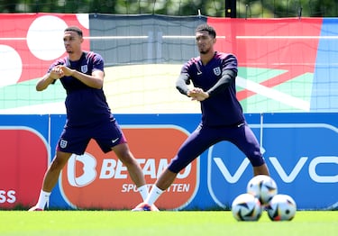 Trent Alexander-Arnold y Jude Bellingham calientan durante la sesión de entrenamiento de Inglaterra antes de la final de la UEFA EURO 2024 entre España e Inglaterra en el Spa & Golf Resort Weimarer Land el 13 de julio de 2024 en Blankenhain, Alemania.