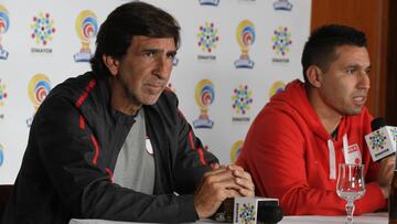 Gustavo Costas y Leandro Castellano, t&eacute;cnico y arquero de Independiente Santa Fe