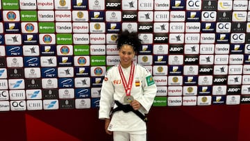Ayumi Leiva posa con la medalla de plata.
