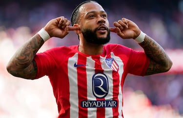 No perdonó Memphis Depay que se sacó un zapatazo desde el centro de la línea del área grande para batir a Valles.