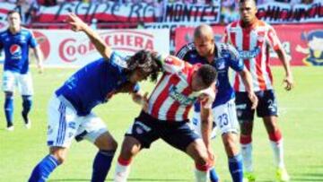 Rafael Robayo pelea un bal&oacute; en el juego ante Junior.