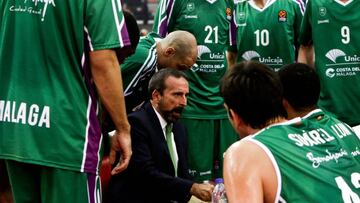 Piraeus (Greece), 20/10/2017.- Joan Plaza Head coach of Unicaja Malaga reacts during the Euroleague basketball match between Olympiacos Piraeus and Unicaja Malaga in Piraeus, Greece, 20 October 2017. (Euroliga, Pireo, Baloncesto, Grecia) EFE/EPA/GEORGIA PANAGOPOULOU
