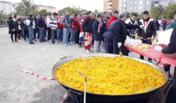 Acto de las peñas del Atlético de Madrid donde los aficionados han podido disfrutar de una paella gigante.