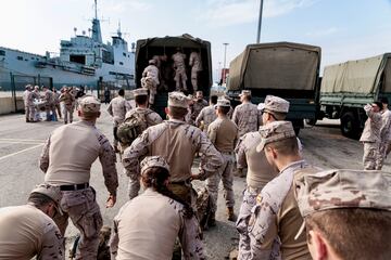 Militares bajan del buque anfibio Galicia que ha llegado al Puerto de Valencia para colaborar en las tareas de recuperación de las zonas afectadas por la DANA.