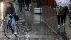 Una persona sujeta un paraguas como consecuencia de la lluvia, a 6 de febrero de 2023, en Valencia, Comunidad Valenciana (España). El panorama que depara el tiempo en Valencia esta semana, tal como revela la previsión de la Agencia Estatal de Meteorología (Aemet) es de lluvia, fuertes vientos y mucho frío. La cota de nieve bajará en Valencia y llegará a situarse en torno a los 800 metros. Pese a que las temperaturas mínimas subirán con respecto a las registradas en los últimos días, la sensación de frío será intensa debido a un desplome de las temperaturas.
06 FEBRERO 2023;VALENCIA;LLUVIAS;TIEMPO
Rober Solsona / Europa Press
06/02/2023