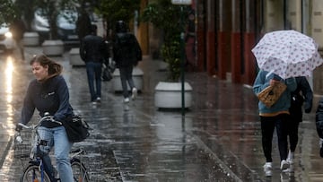 Una persona sujeta un paraguas como consecuencia de la lluvia, a 6 de febrero de 2023, en Valencia, Comunidad Valenciana (España). El panorama que depara el tiempo en Valencia esta semana, tal como revela la previsión de la Agencia Estatal de Meteorología (Aemet) es de lluvia, fuertes vientos y mucho frío. La cota de nieve bajará en Valencia y llegará a situarse en torno a los 800 metros. Pese a que las temperaturas mínimas subirán con respecto a las registradas en los últimos días, la sensación de frío será intensa debido a un desplome de las temperaturas.
06 FEBRERO 2023;VALENCIA;LLUVIAS;TIEMPO
Rober Solsona / Europa Press
06/02/2023