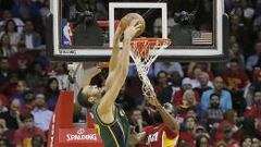 Rudy Gobert realiza un mate ante James Harden.