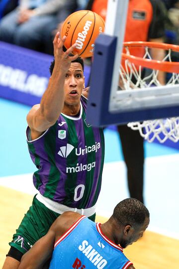 LUGO, 08/02/2025.- El alero del Unicaja Tyson Prez entra a canasta durante el encuentro de la Liga Endesa entre CB Breogn y Unicaja Mlaga, este sbado en el Pazo dos Deportes de Lugo. EFE/ Eliseo Trigo
