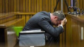 Oscar Pistorius durante la sesi&oacute;n de hoy del juicio por el presunto asesinato de su novia, la modelo Reeva Steenkamp.