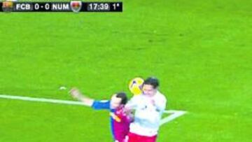 <b>Minuto 18. Anula gol a Del pino. </b>Del Pino marca de cabeza. En el remate Del Pino salta más fuerte que Iniesta, que se queda quieto y le gana la partida limpiamente, pero Pérez Lasa lo anula y señala falta.