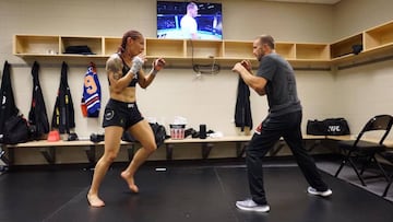 Cris Cyborg, calentando para una pelea.