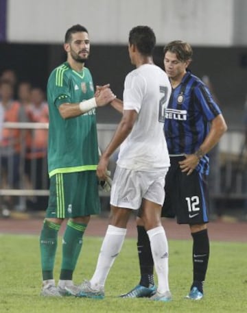 Casilla saluda a Varane y Longo al final del partido.