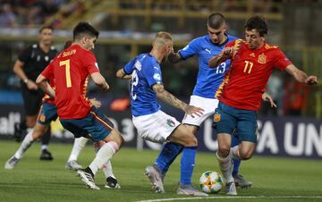 Mikel Oyarzabal con Federico Dimarco y Gianluca Mancini.
