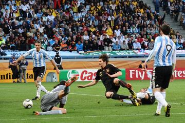 El tercer tanto del encuentro fue obra de Friedrich: Schweinsteiger se marcó un jugadón espectacular por la banda: deja atrás a Di María y a Pastore, regatea de manera formidable a Higuaín, llega a la línea de fondo antes de dar un pase atrás para que Friedrich empuje el balón a placer en el área pequeña. Argentina se diluía como un azucarillo...