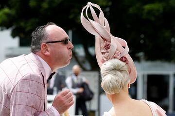 Baile de sombreros en el "Ladies Day" de Epsom