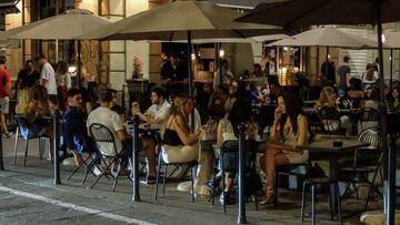 Milan (Italy), 12/07/2020.- A view of the Milanese nightlife along the Corso Sempione and Arco della Pace, in Milan, northern Italy, early 12 July 2020. Nightlife has returned to Milan amid restrictions due to the coronavirus disease (COVID-19) pandemic. (Italia) EFE/EPA/MATTEO CORNER