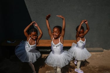 Jóvenes estudiantes de ballet (de 4 a 6 años) de la Academia de Danza Mballet bailan fuera del estudio antes de comenzar su clase en Tembisa (Sudáfrica) el 26 de julio de 2025. La Academia de Danza Mballet es una pequeña academia con una sólida trayectoria en el barrio de Winnie Mandela. Creada no solo para enseñar ballet, sino para abrir puertas en una comunidad donde los recursos son escasos y los sueños a menudo parecen inalcanzables.