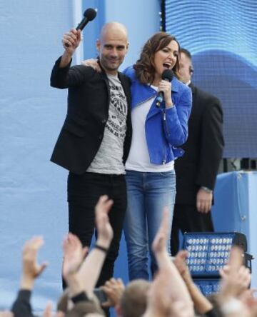 Pep Guardiola habló ante una multitud que le esperaba en el City Football Academy en Manchester.