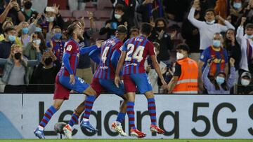 Soccer Football - LaLiga - FC Barcelona v Granada - Camp Nou, Barcelona, Spain - September 20, 2021 FC Barcelona&#039;s Ronald Araujo celebrates scoring their first goal with teammates REUTERS/Albert Gea