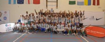 Foto grupal de NBA Cares.