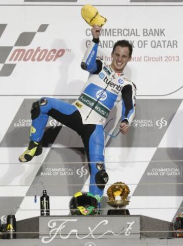 El español Pol Espargaró lo celebra en el podio de Doha tras ganar la carrera de Moto2.